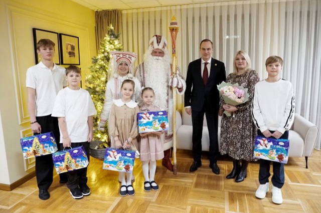 Глава Мордовии вручил новогодние подарки многодетной семье Шукшиных Глава Мордовии вручил новогодние подарки многодетной семье Шукшиных