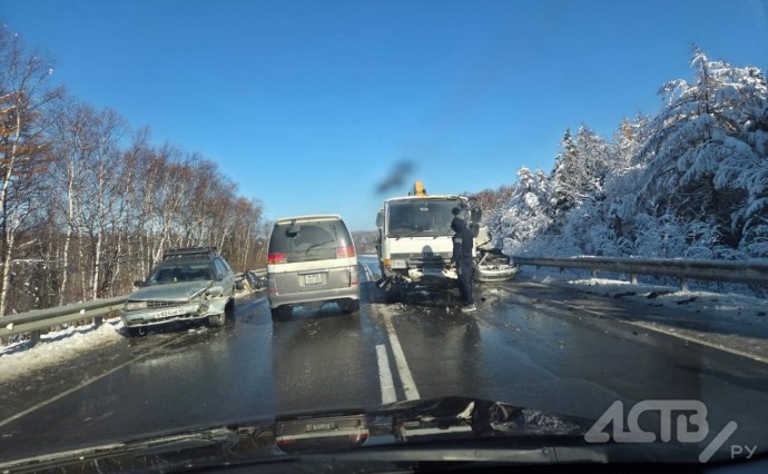 Автокран и две легковушки столкнулись в Долинском районе Автокран и две легковушки столкнулись в Долинском районе