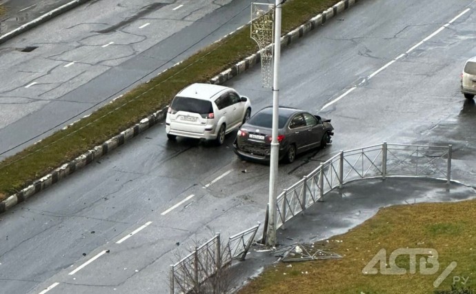 В Южно-Сахалинске седан снес ограждение и влетел в столб
