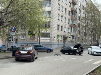 На перекрестке Пятницкой и Свободы столкнулись два авто