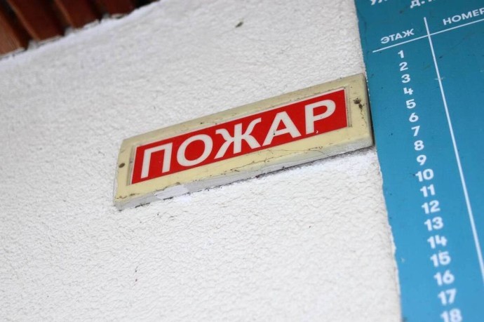 Пожарные потушили огонь в многоквартирном доме в поселке Шимск