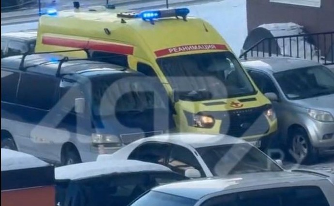 Брошенные во дворах Южно-Сахалинска машины помешали "скорой" оперативно добраться до пациента