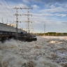 Вода пошла на рекорд: почему на Камской ГЭС открыли все 23 затвора плотины...