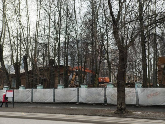 На месте бывшей инфекционной больницы в центре Перми сносят старые здания На месте бывшей инфекционной больницы в центре Перми сносят старые здания
