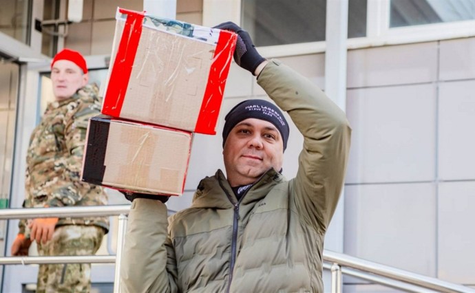 Более 12 тонн личных посылок для участников СВО отправили с Сахалина