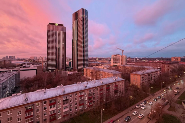 Синоптик объяснил необычный цвет неба утром над Москвой