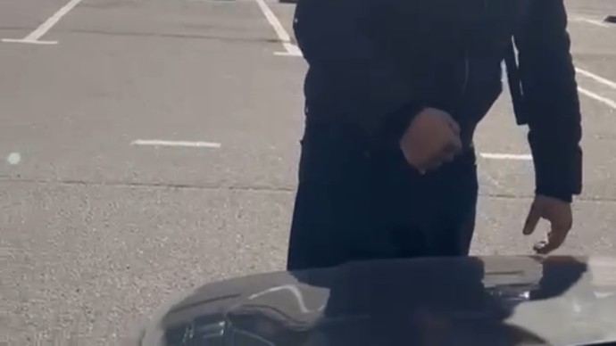 Агрессивный уличный продавец разгромил машину петербуржца за отказ купить телефон Агрессивный уличный продавец разгромил машину петербуржца за отказ купить телефон