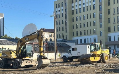 В Южно-Сахалинске устраняют утечку на сетях на ул. Леонова