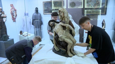 Скульптуру скорбящей богоматери «Пьета» из Музея истории религии отправили на длительную реставрацию