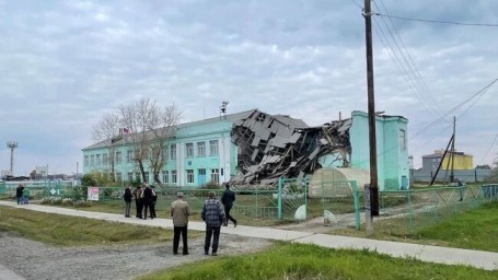 В здании частично обрушившейся в Татарске школы ввели режим ЧС