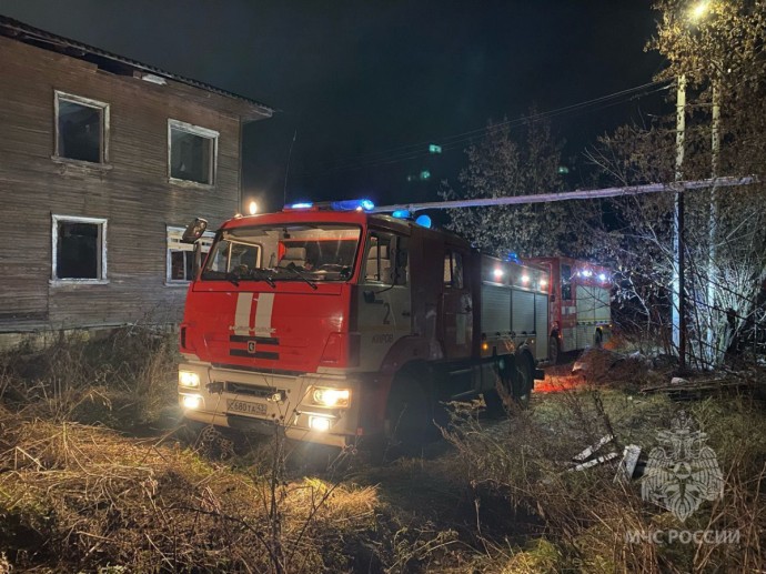 В Вересниках подожгли заброшенную «деревяшку»