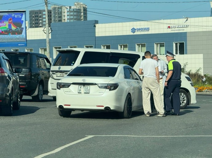 Два «японца» столкнулись на самом аварийном кольце Владивостока и парализовали город на час