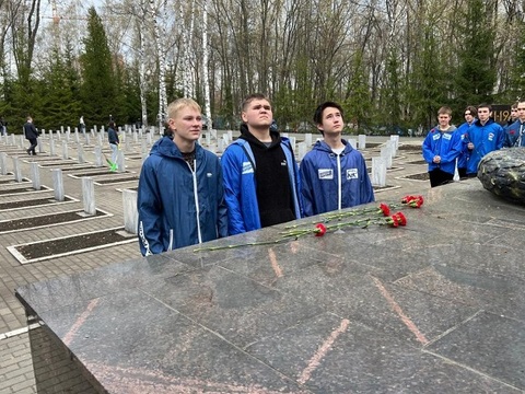 Молодогвардейцы приняли участие во Всероссийском субботнике по благоустройству памятников и мест воинских захоронений