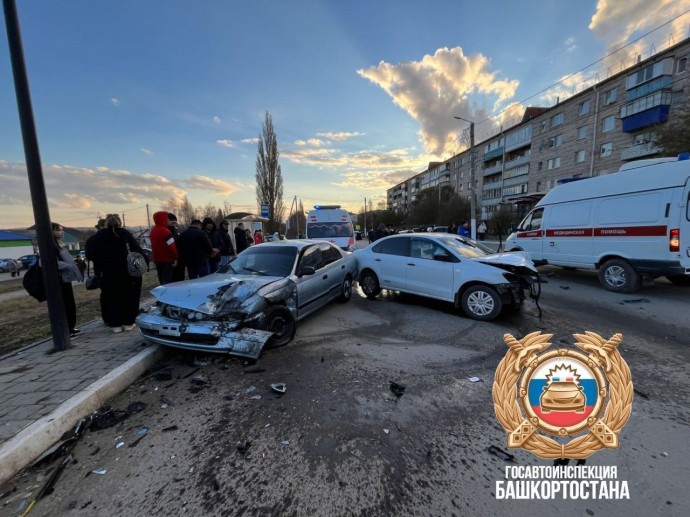 В городе Башкирии водительница спровоцировала ДТП с двумя автомобилями  В городе Башкирии водительница спровоцировала ДТП с двумя автомобилями