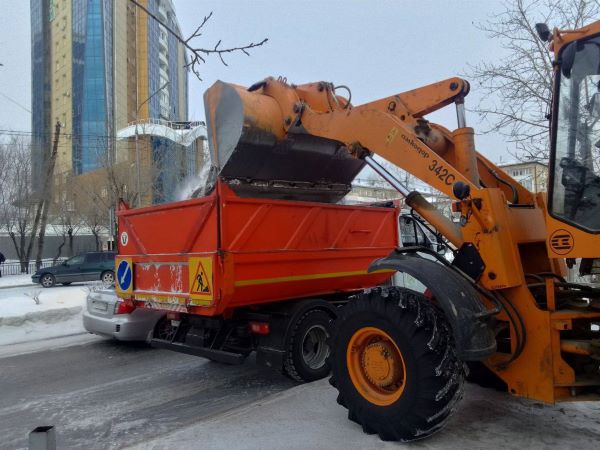 В Улан-Удэ продолжают убирать улицы от снега