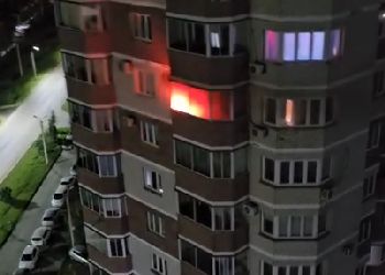 В Благовещенске тушили пожар на балконе высотки