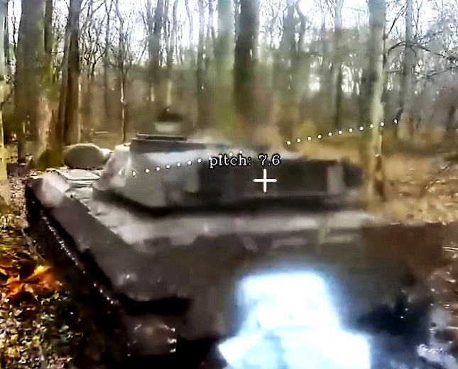 Российские дроны подкараулили в глухом лесу САУ и превратили ее в костер Российские дроны подкараулили в глухом лесу САУ и превратили ее в костер