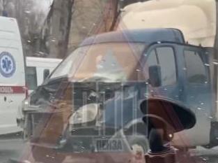 На улице Карпинского в Пензе столкнулись два фургона: на месте работали врачи