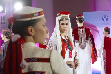 В Минпромторге призвали блогеров показывать выразительность благопристойной моды