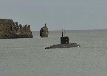 В бухте Патрокл во Владивостоке неожиданно всплыла подлодка