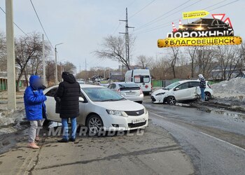 В Благовещенске на месте ДТП на Октябрьской работает скорая помощь