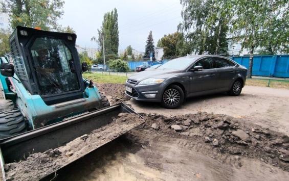 В Курске установка детской площадки сорвалась из-за припаркованного авто