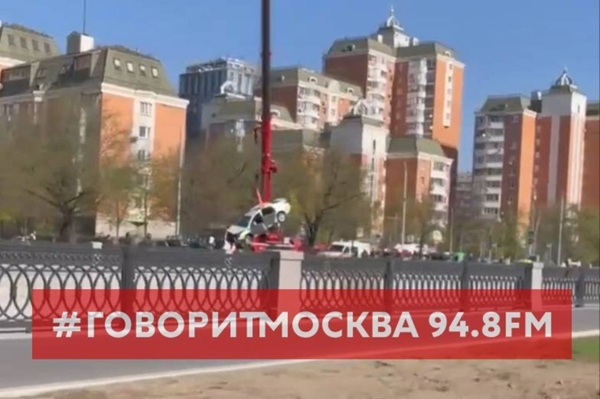 Автомобиль упал в Яузу на Рубцовской набережной в Москве
