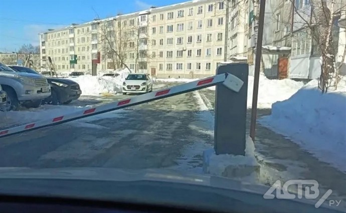Неизвестный водитель врезался в шлагбаум и скрылся с места ДТП в Южно-Сахалинске Неизвестный водитель врезался в шлагбаум и скрылся с места ДТП в Южно-Сахалинске