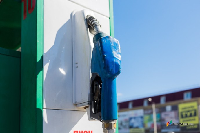 На ряде АЗС в России начали ограничивать продажу бензина На ряде АЗС в России начали ограничивать продажу бензина