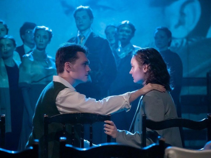 Он первым начал петь со сцены собственную поэзию: Театр МОСТ покажет спектакль о Булате Окуджаве