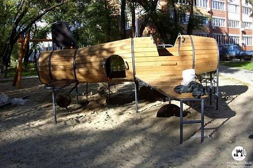 В авиасквере Благовещенска появились качели и самолет