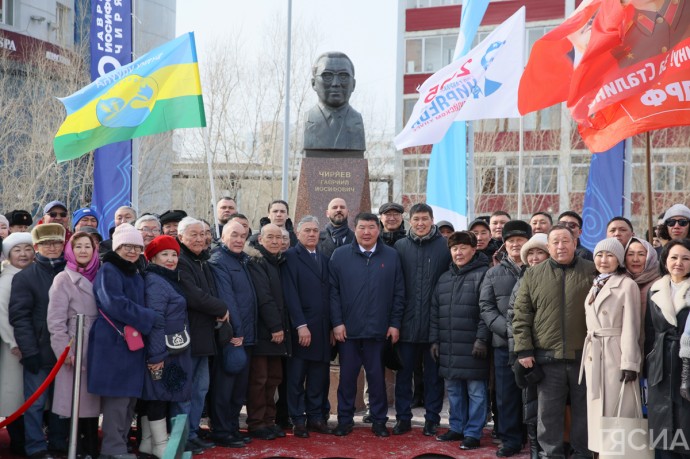 В Якутске возложили цветы к памятнику Гавриилу Чиряеву