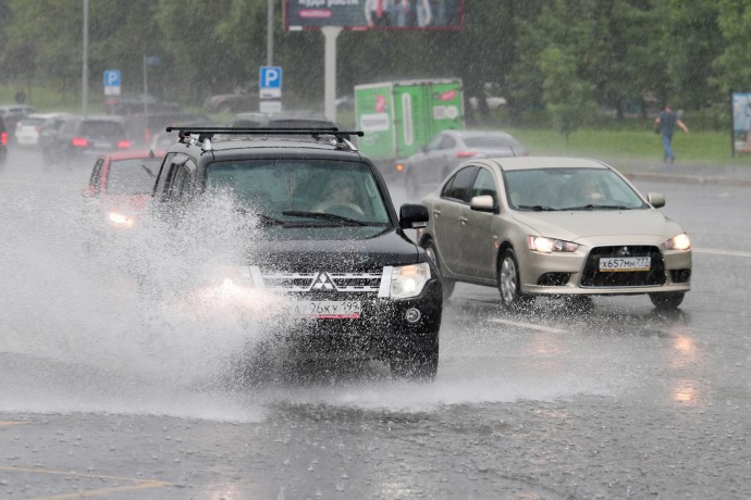 В Москве водителей попросили соблюдать скоростной режим и дистанцию из-за грозы