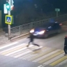 В Улан-Удэ камера сняла забег пешехода, попавшего под машину