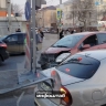 В Астрахани автоледи снесла дорожный знак, чуть не задавив пешехода