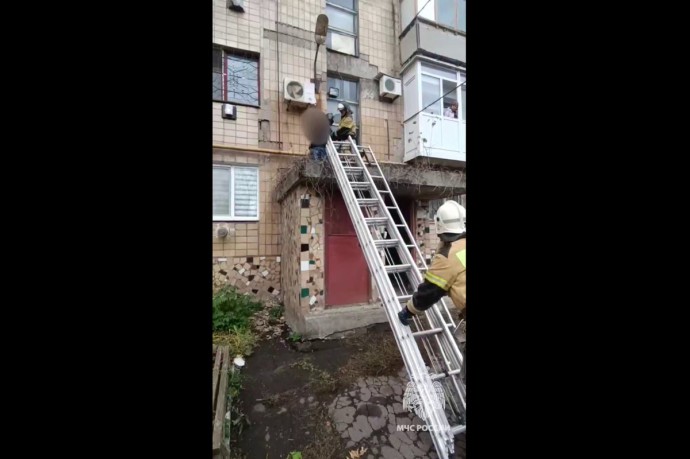 В Снежном спасатели помогли мужчине, который упал на козырек подъезда В Снежном спасатели помогли мужчине, который упал на козырек подъезда