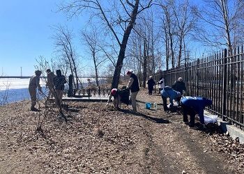 В Благовещенске активисты очистили могилу красноармейца, который погиб при разминировании Зеи