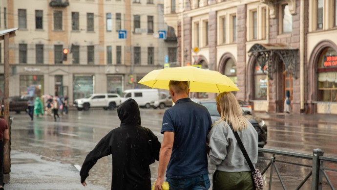 В Петербурге объявили «желтый» уровень опасности из-за грозы и проливных дождей