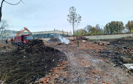 Едкий дым в районе Аккумуляторного: выяснилось, горел строительный мусор