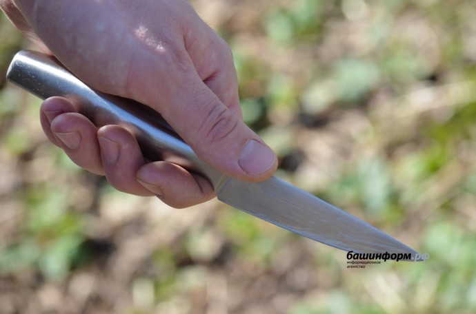 В центре Уфы вооруженный ножом парень бросался на прохожих