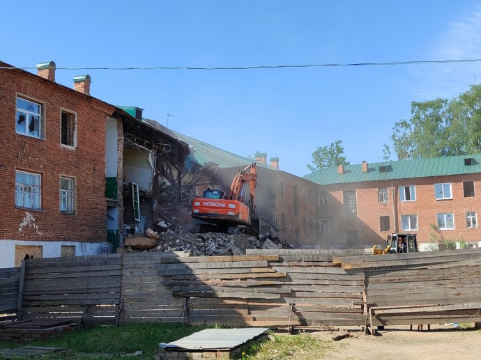 Экскаватор оказался под обломками аварийного дома в Ярославской области