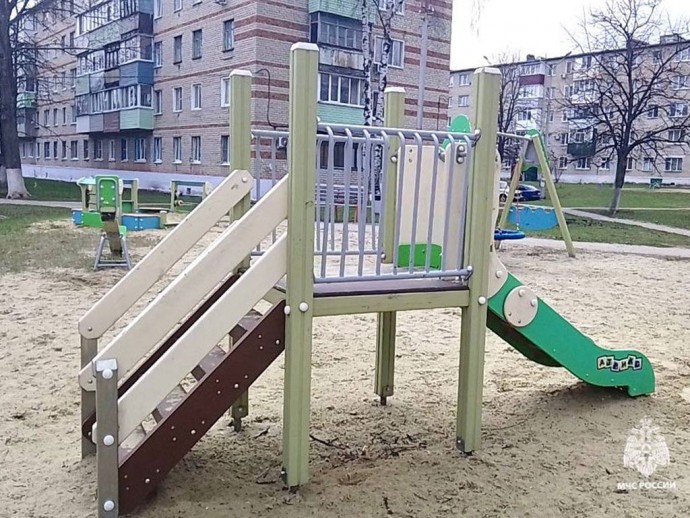 В Губкине спасателям пришлось вызволять застрявшего на детской горке ребёнка