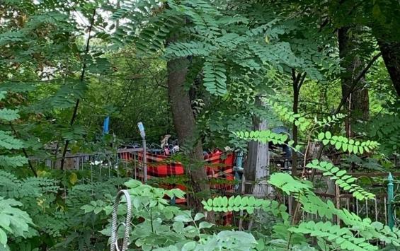 В Курске на Никитском кладбище поселились бездомные и жгут костры