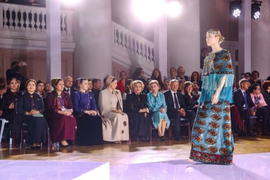 Матвиенко посетила показ одежды на форуме «Содружество моды»