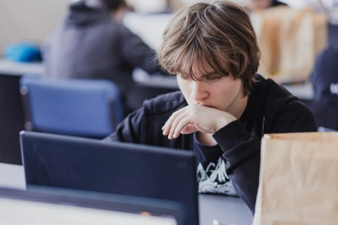 Александр Беглов: Школьник из Петербурга стал абсолютным победителем Всероссийской олимпиады по ИИ