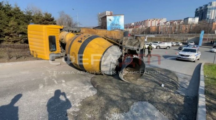 «Перекрыла всю дорогу»: во Владивостоке бетономешалка перевернулась в жестком ДТП