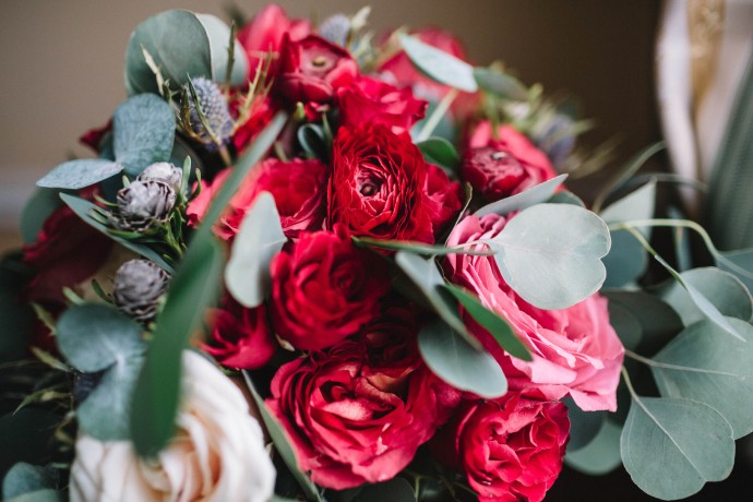 Мошенники подарили москвичке букет роз и не смогли украсть деньги