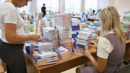 В Минпросвещения оценили вероятность перехода на электронные учебники