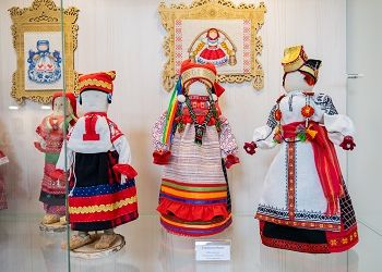Амурчан приглашают посмотреть на кукол в народных костюмах