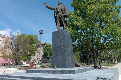 Амурская область помогла отремонтировать в ДНР памятник Ленину
